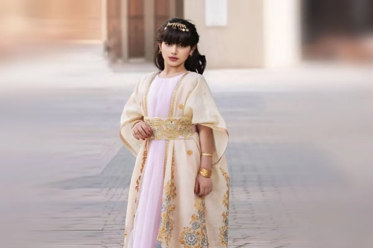 العباية المفتوحة مع الفستان الحيادي