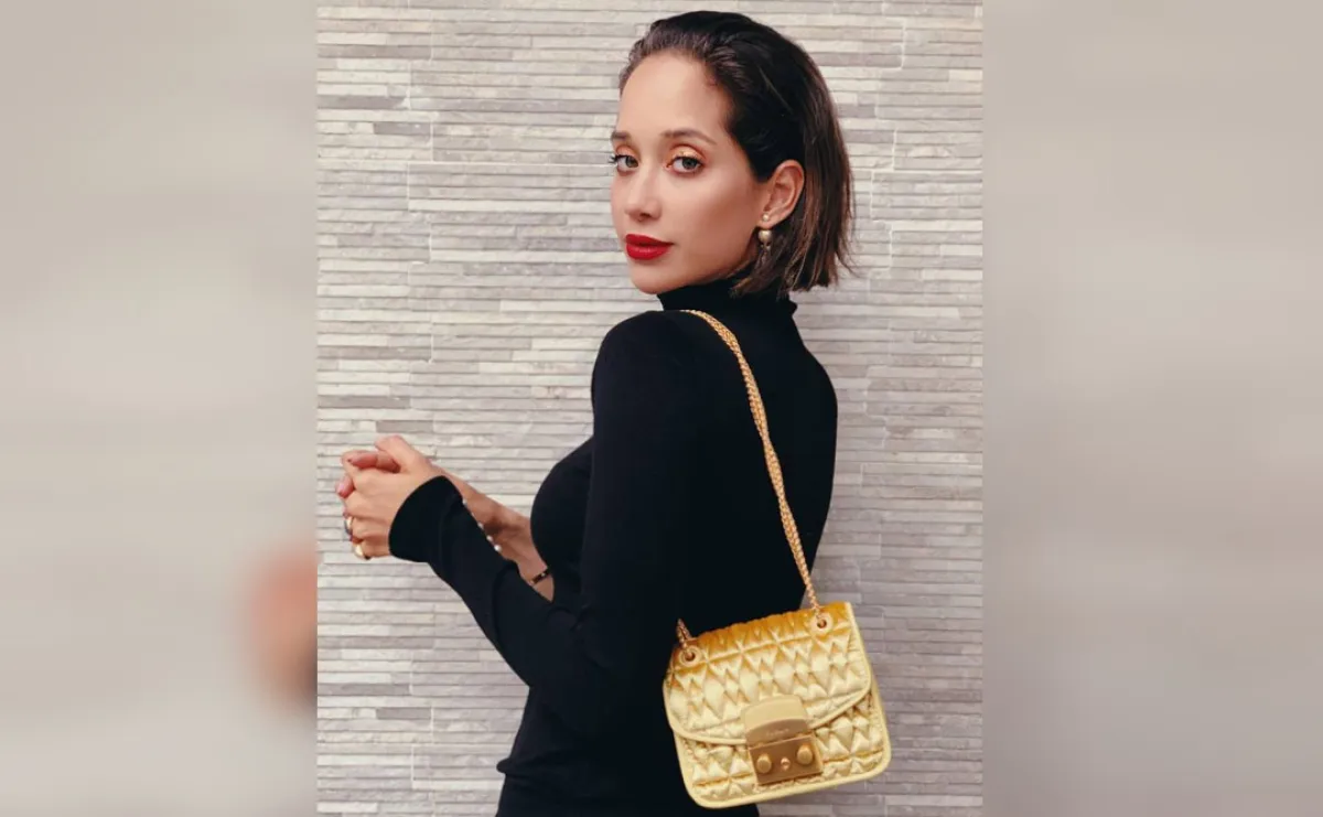 لانا الساحلي بحقيبة كتف ذهبية  