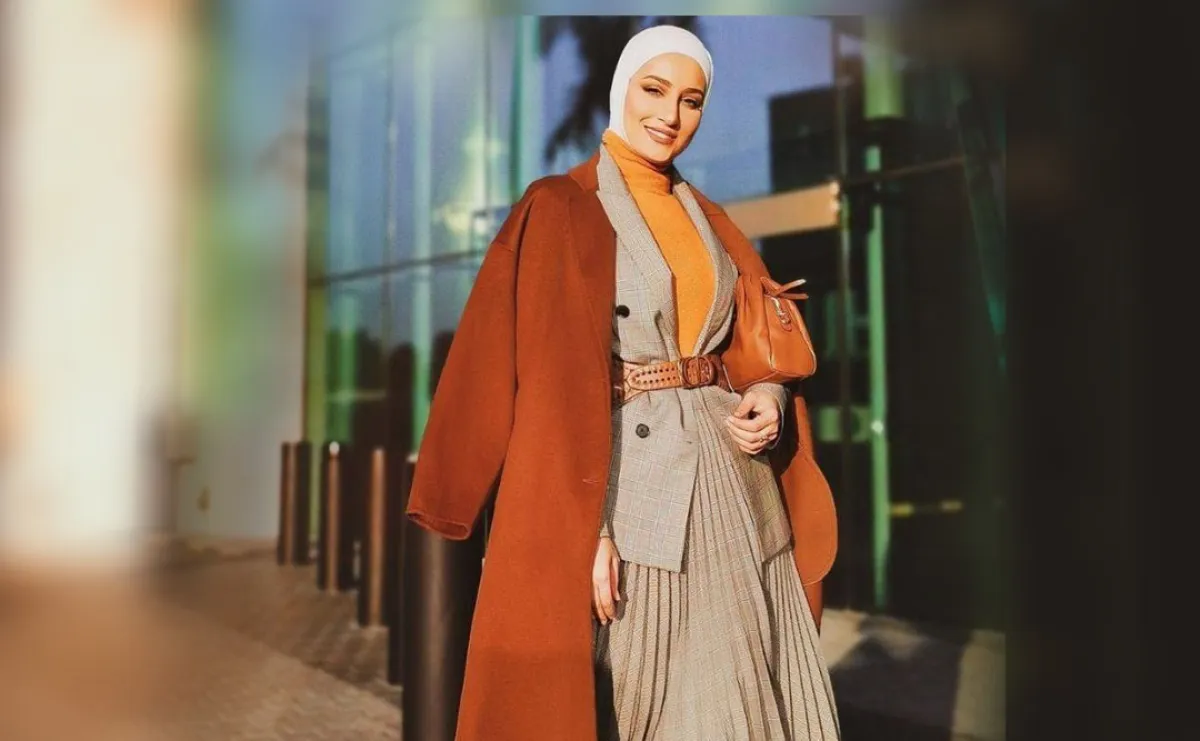 دلال الدوب بإطلالة باللون البني  