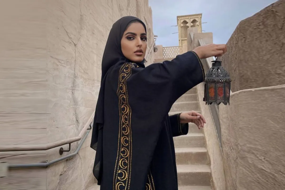 راف العتيبي بعباية سوداء مطرزة بالذهبي