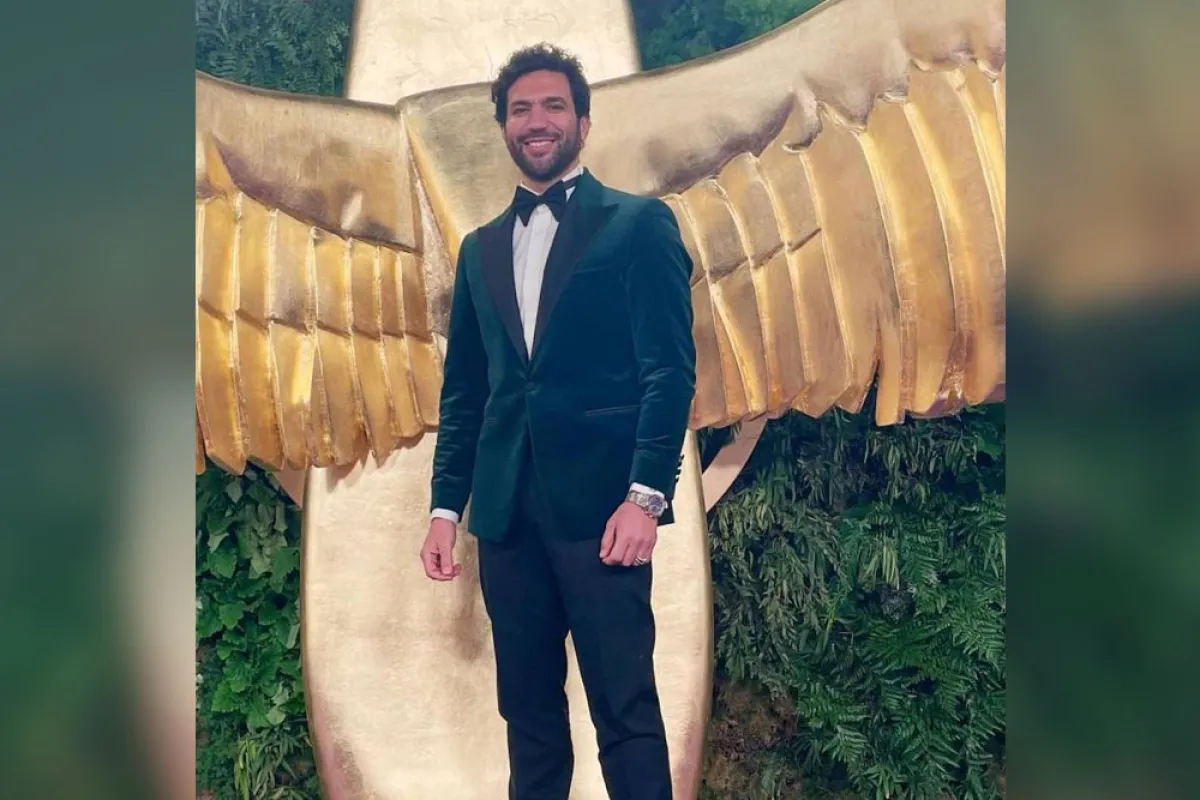 حسن الرداد ببليزر من المخمل الأخضر الداكن