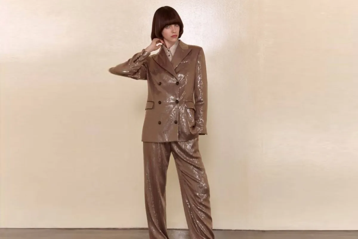 طرق تنسيق البدلات المطرزة بالترتر من برونيللو كوتشينيللي  Brunello Cucinelli