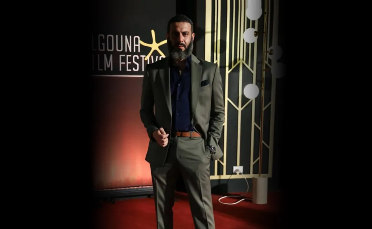 محمد فراج بمنديل جيب أسود مع بذلة باللون الأخضر الداكن