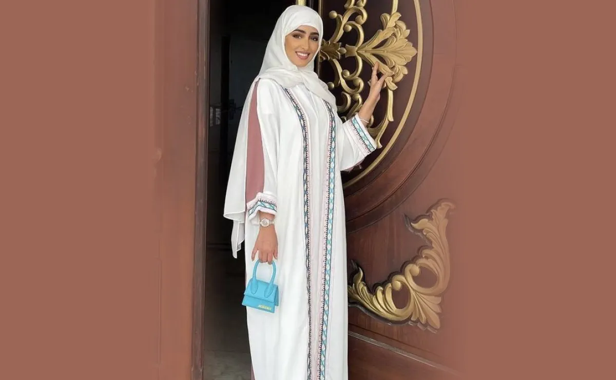 نجود مشعل بعباية بيضاء مطرزة