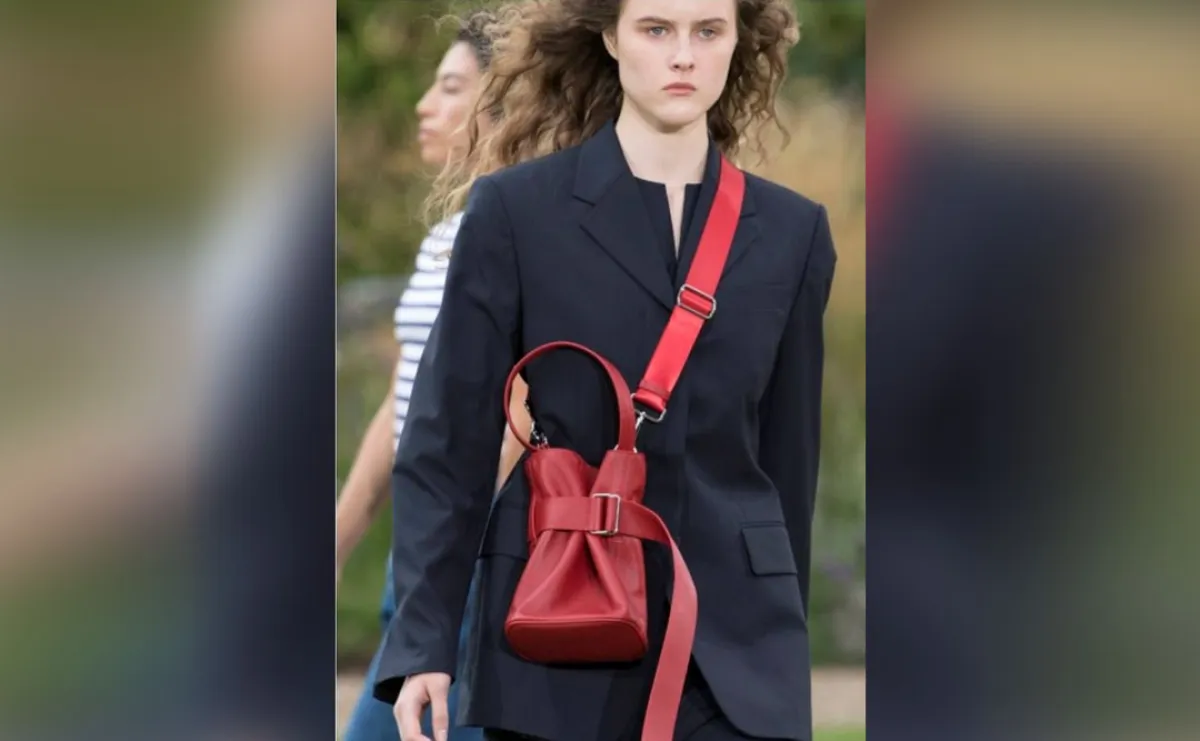 موديلات حقائب كروس بودي لإطلالة عملية في الصيف من تايغر أوف سويدن  Tiger Of Sweden