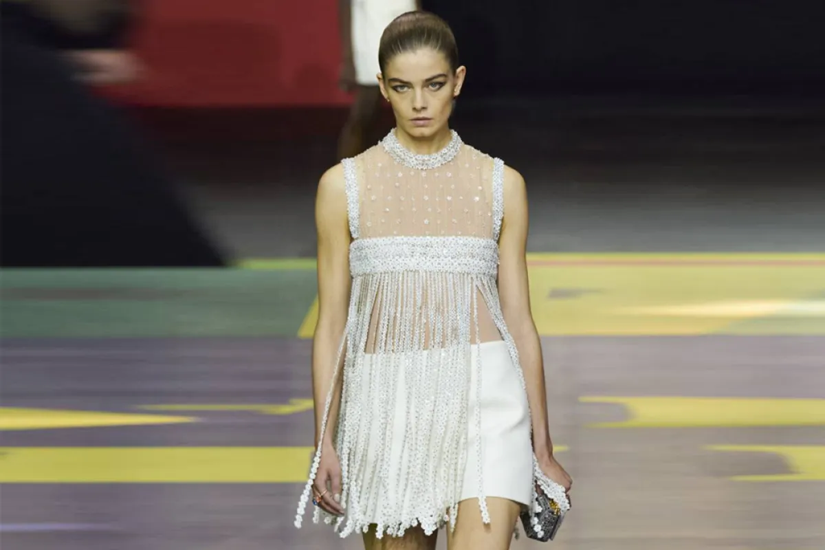 فستان بشراشيب باللون الأبيض من كريستيان ديور Christian Dior   