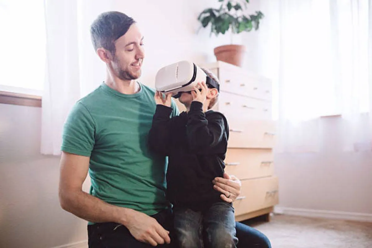 صورة أب يلعب مع طفله