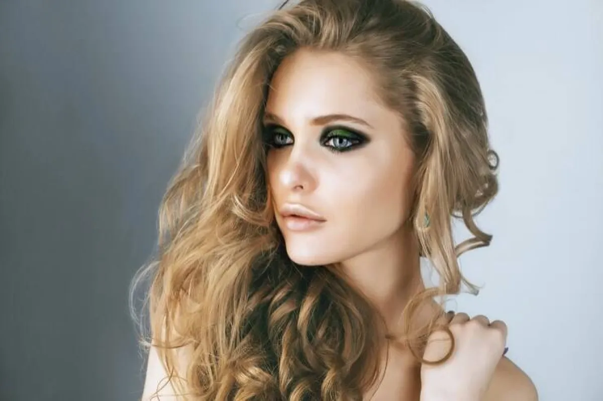 ألوان ظلال العيون الفاتحة والداكنة للبشرة القمحية