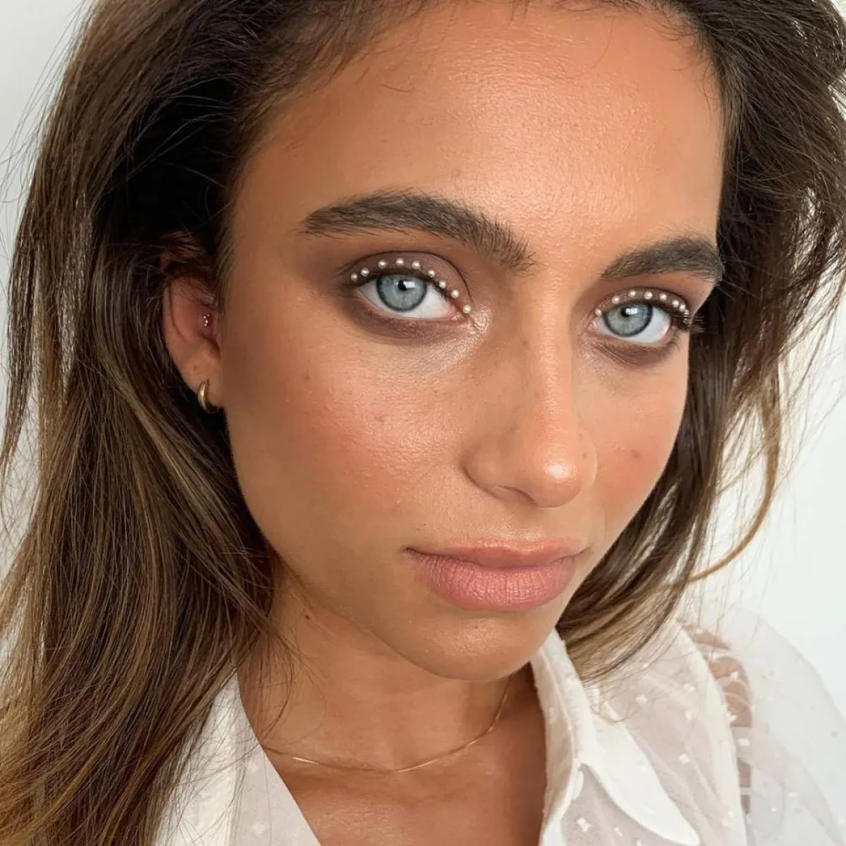 مكياج سموكي مرصع باللؤلؤ