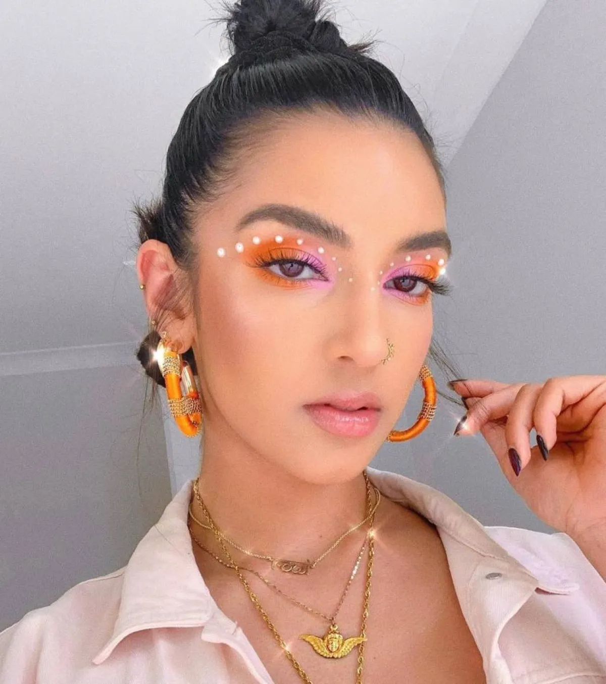 مكياج ملون مرصع بحبات اللؤلؤ