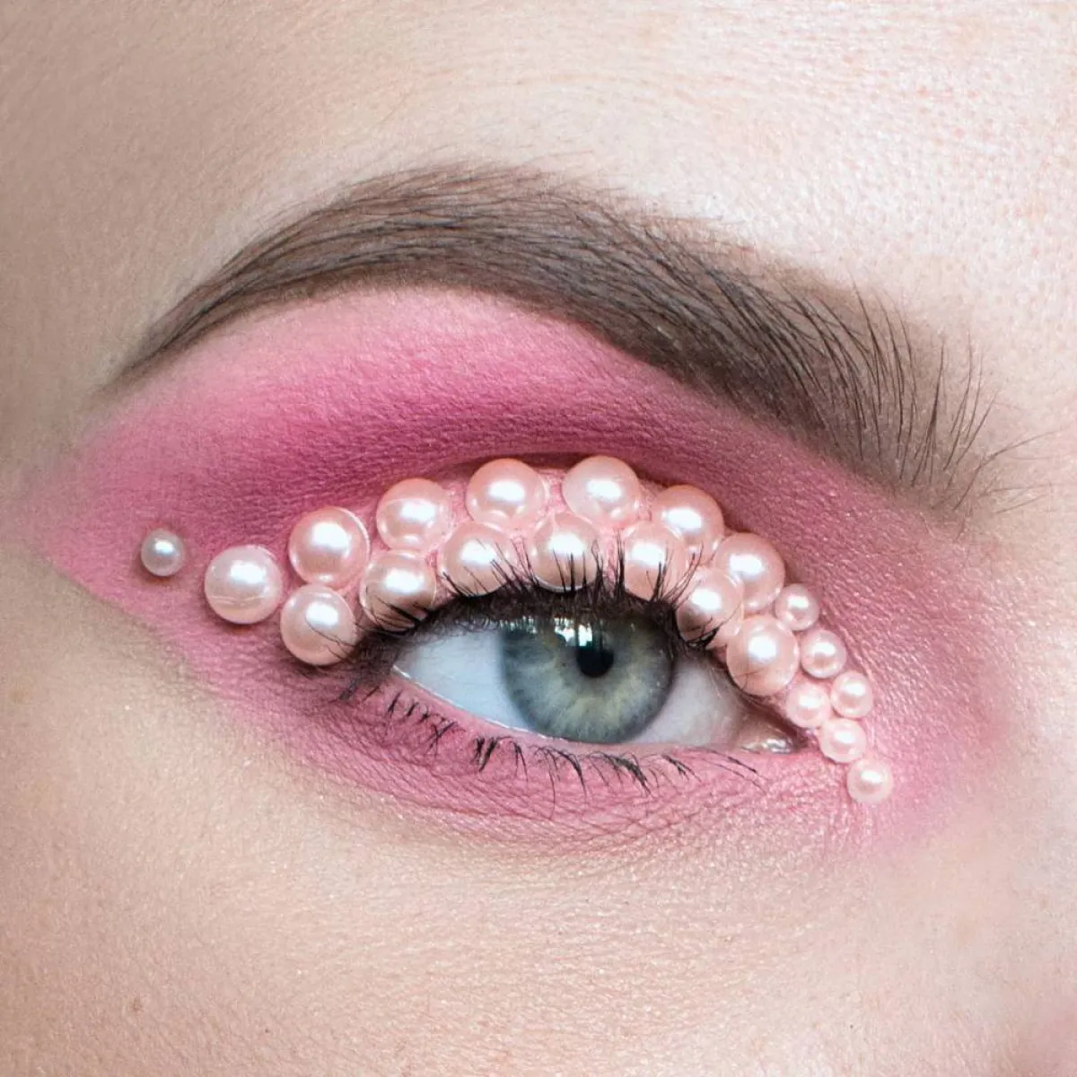 مكياج عيون مرصع باللؤلؤ