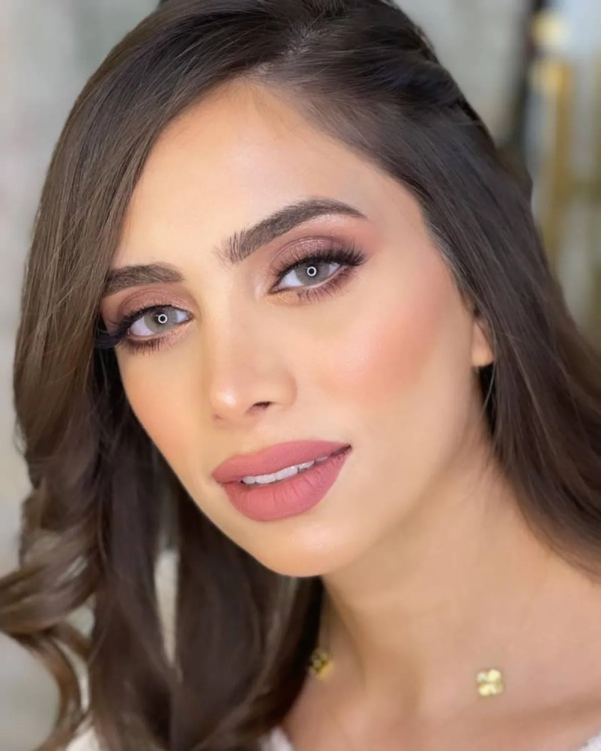 مكياج ناعم يناسب السهرات بدرجات الوردي والنيود مع صيحة سموكي خفيف