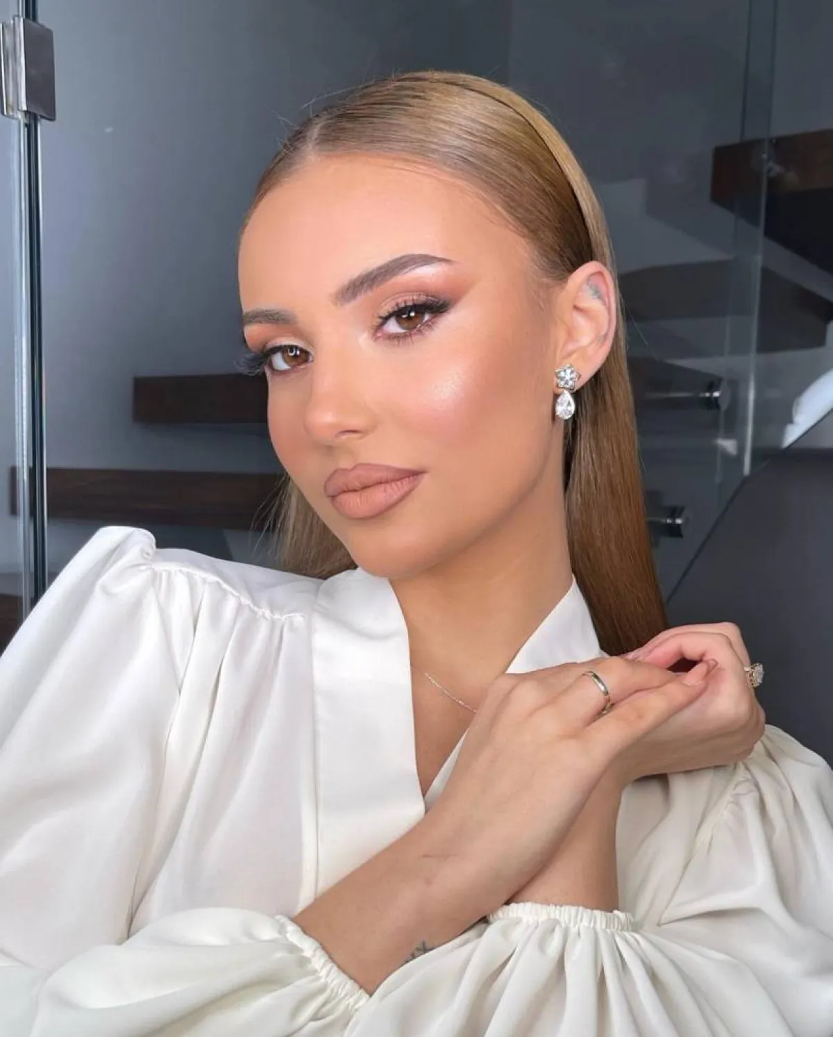 يمكنك استخدام بلاشر وردي وظلال عيون بدرجات النيود لتطبيق مكياج ناعم للمراهقات