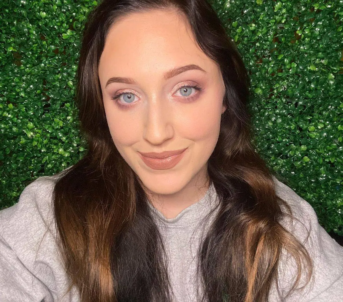 طبقي ظلال العيون بدرجات الوردي أو الخوخي الفاتح على منطقة الجفن المتحرك ثم امزجيه مع ظلال العيون بدرجات نيود داكنة