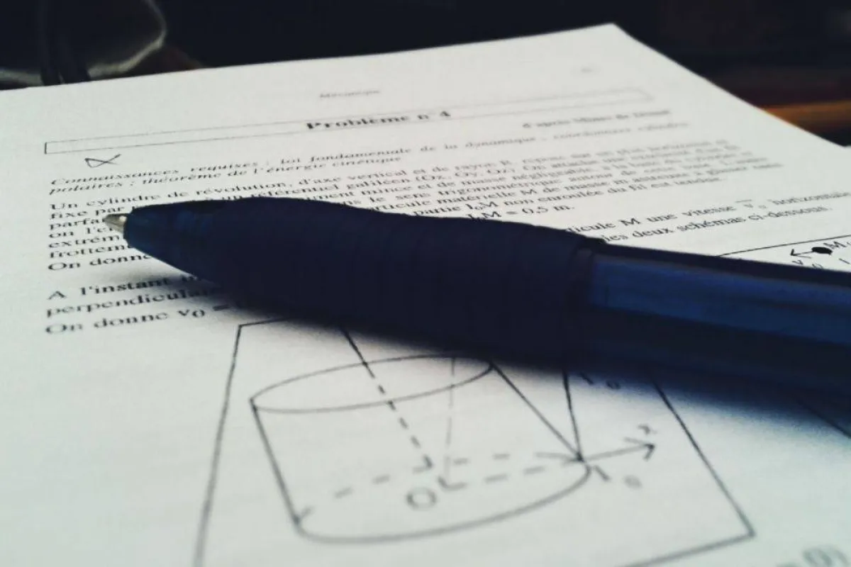 صورة تُظْهِر معادلة فيزيائية على الورق -مصدر الصورة المواقع المجانية الخاصة بسيدتي pexels