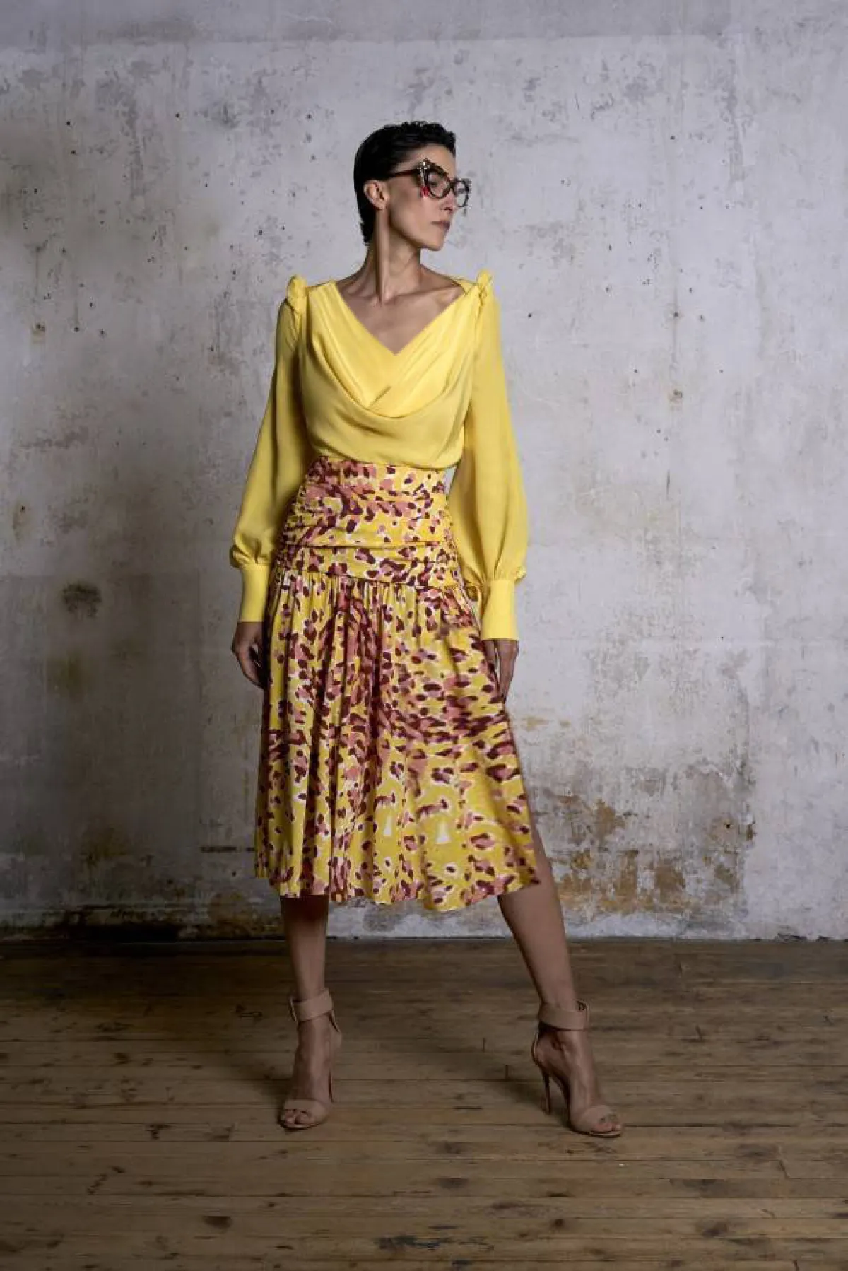 تنسيق البلوزة الصفراء مع التنورة المطبعة بالورود من ألكسندر بلانك Alexandre Blanc