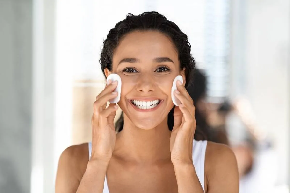 ماء اللقاح للعناية بالبشرة