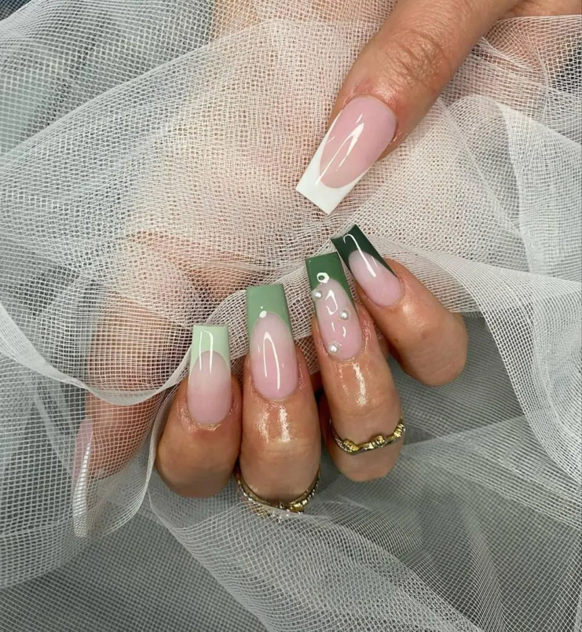 أظافر فرنش متعدد الألوان بدرجات الوردي والأخضر 
