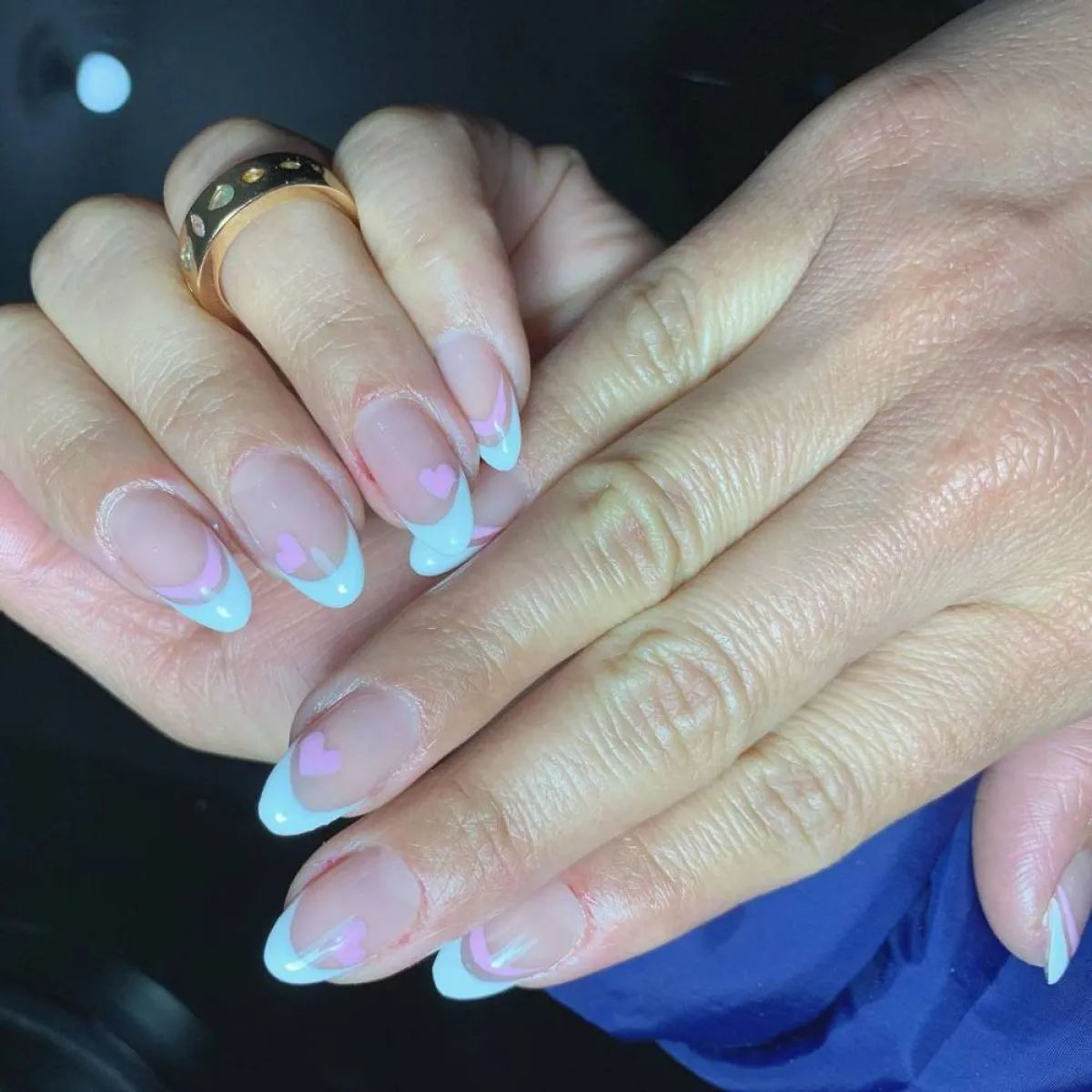 أظافر فرنش أبيض مطبع بقلوب صغيرة باللون الوردي