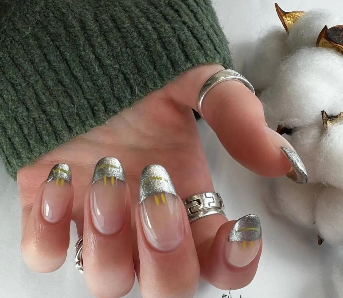أظافر فرنش ميتاليك فضي مع خطوط صفراء رفيعة 