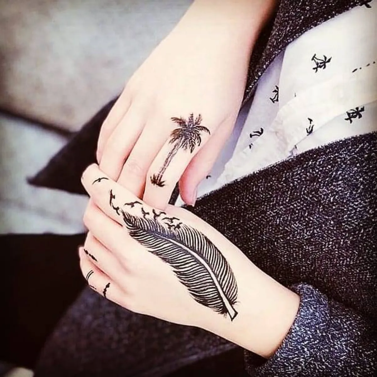 نقش حناء بتصميم ورق النخيل مع نخلة صغيرة على أحد الأصابع للعروس الرومانسية