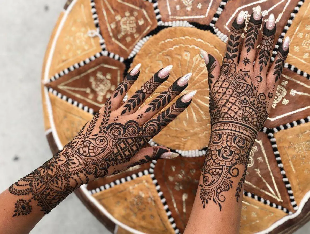 نقش حناء بالزخارف الشرقية الفاخرة من الورود والرسوم الهندسية 