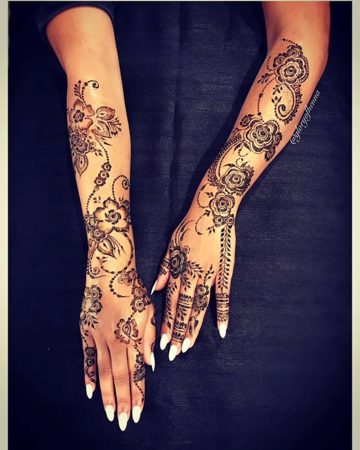 نقش حناء على شكل ورود وفروع أشجار كبيرة تزين المعصم والذراع والأصابع للعروس الخليجية