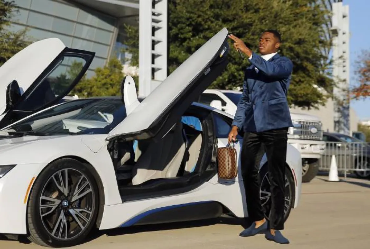 أغلى 10 سيارات يمتلكها المشاهير