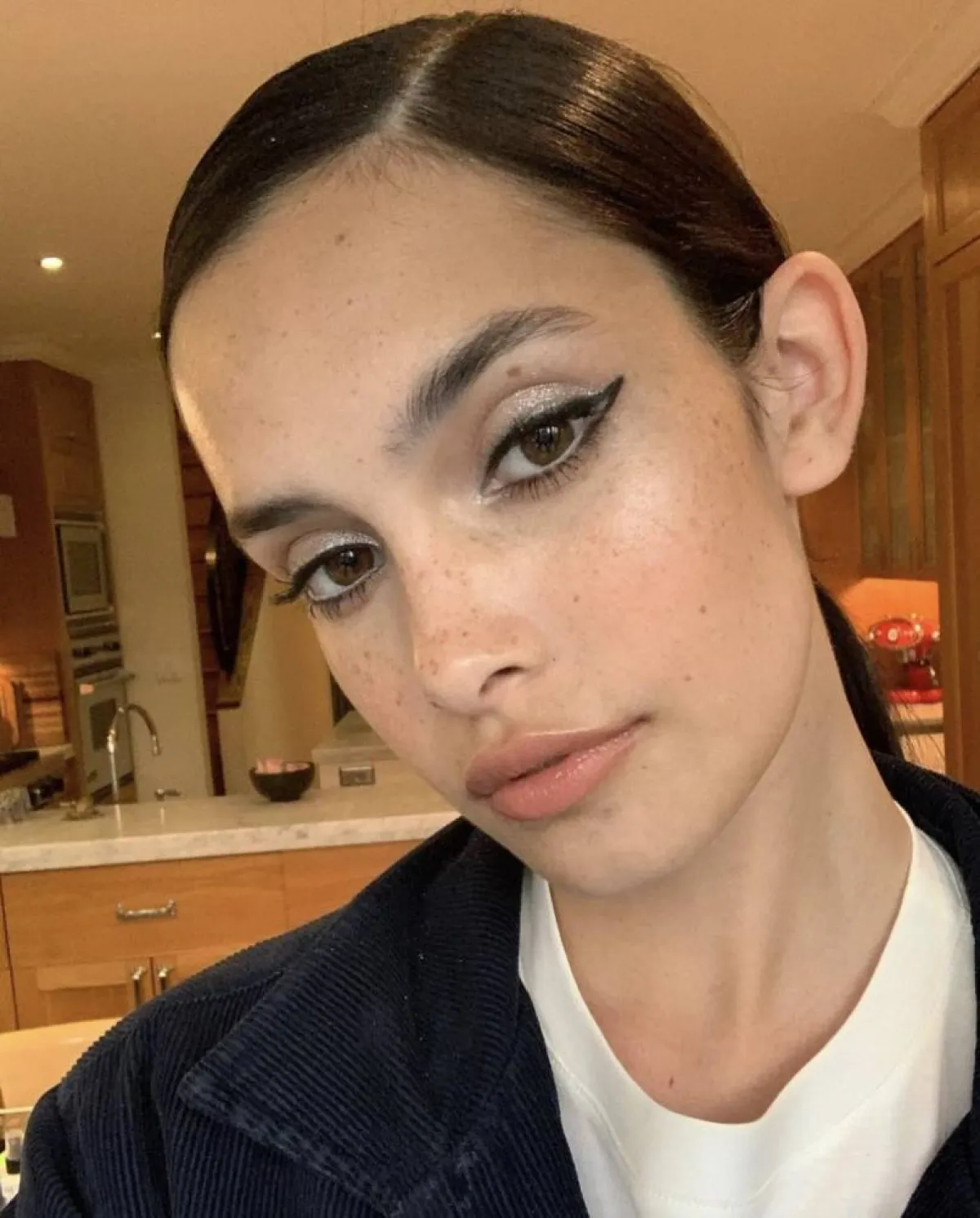 رسمات عيون بالأيلاينر الأبيض