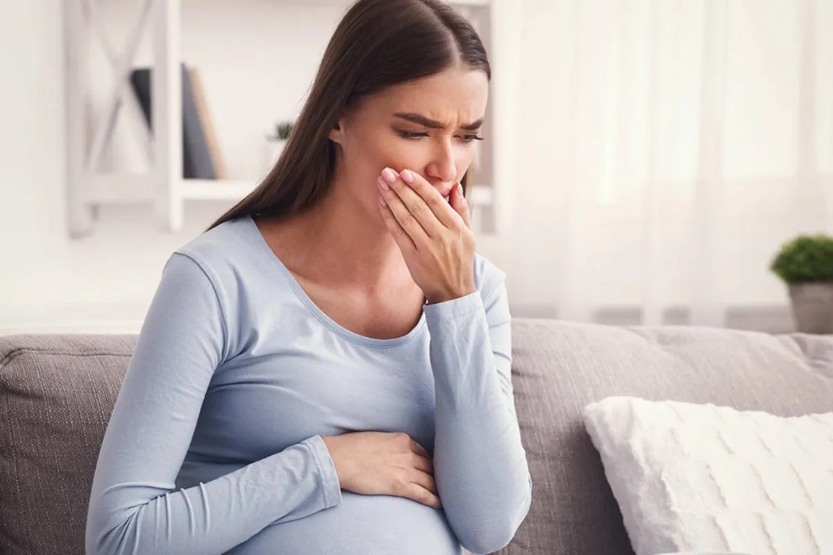 صورة لحامل تشعر بالغثيان