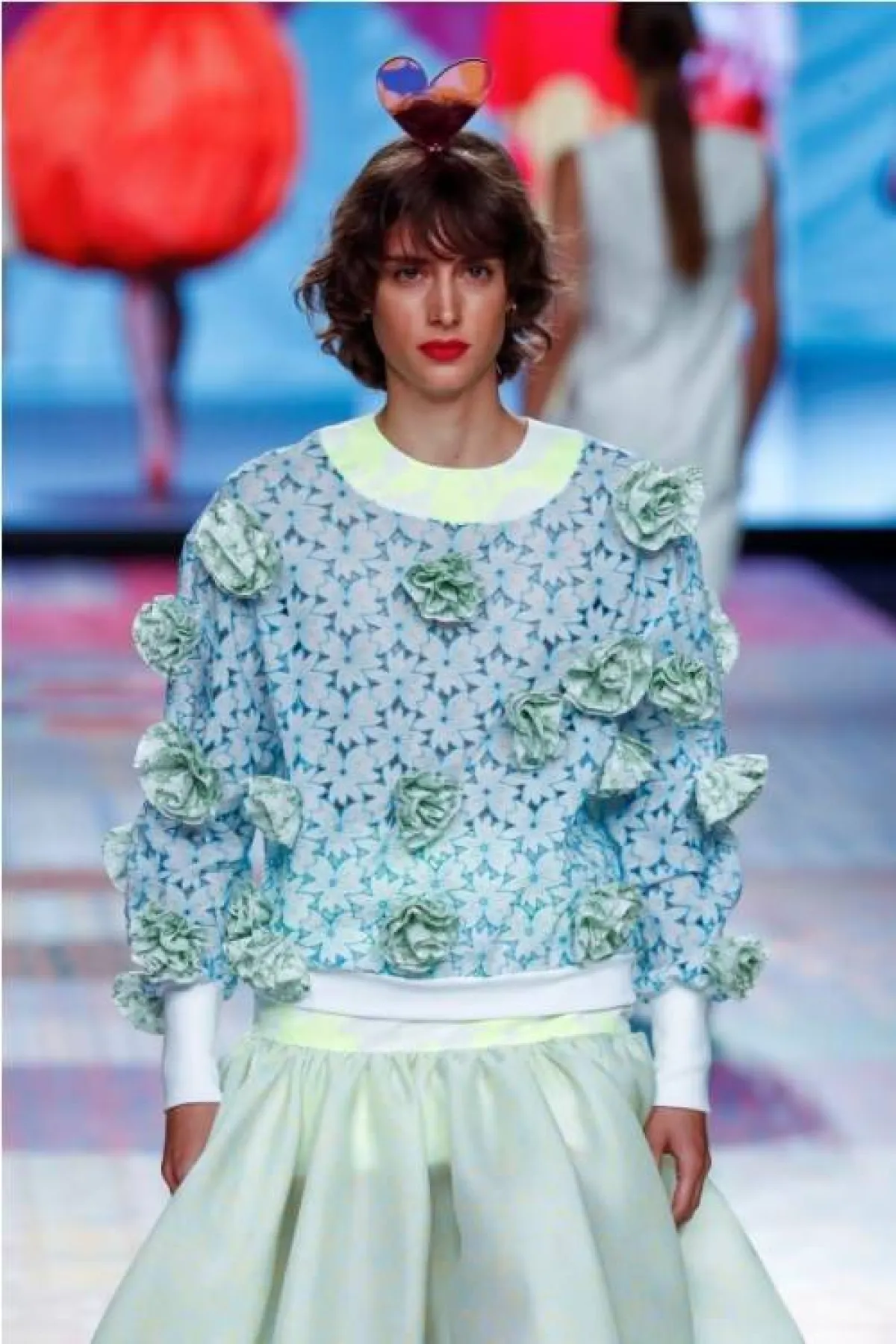 كنزة تحتوي على ورود من أغاثا رويز دو لا برادا  Agatha Ruiz De La Prada