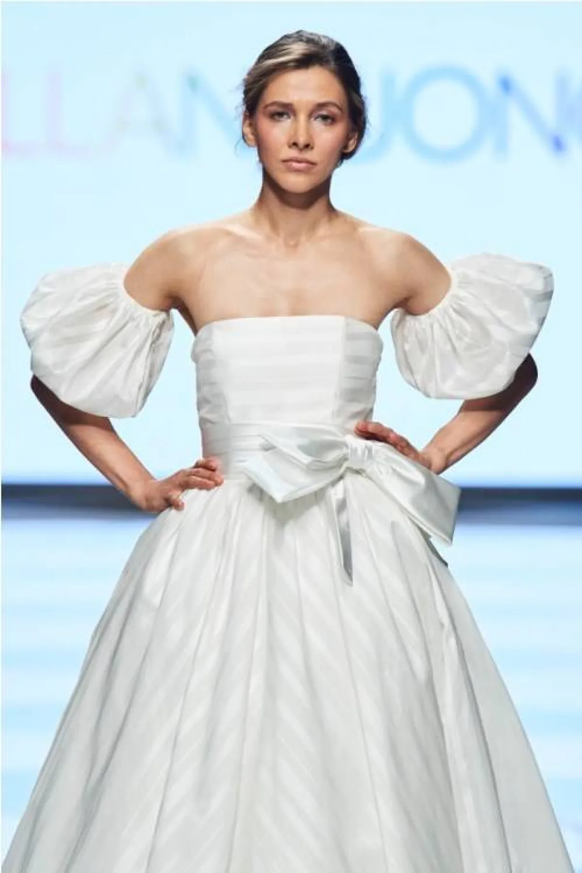 ستان خطوبة مزين بفيونكة على الخصر من بيللانتونو و بلومارين  Bellantuono e Blumarine