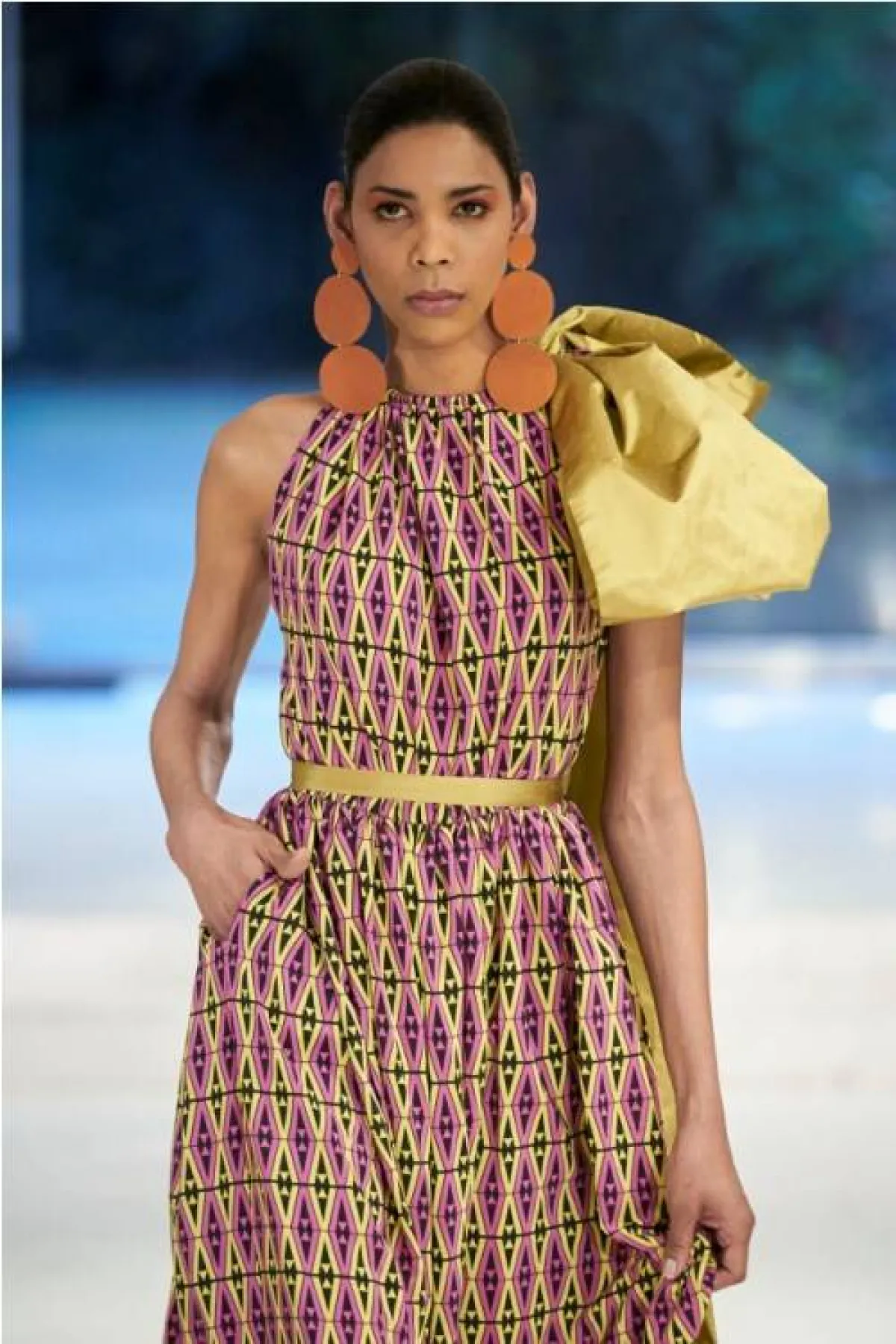 فستان خطوبة مزين بفيونكة من سيليا  كريثاريوتي Celia Kritharioti