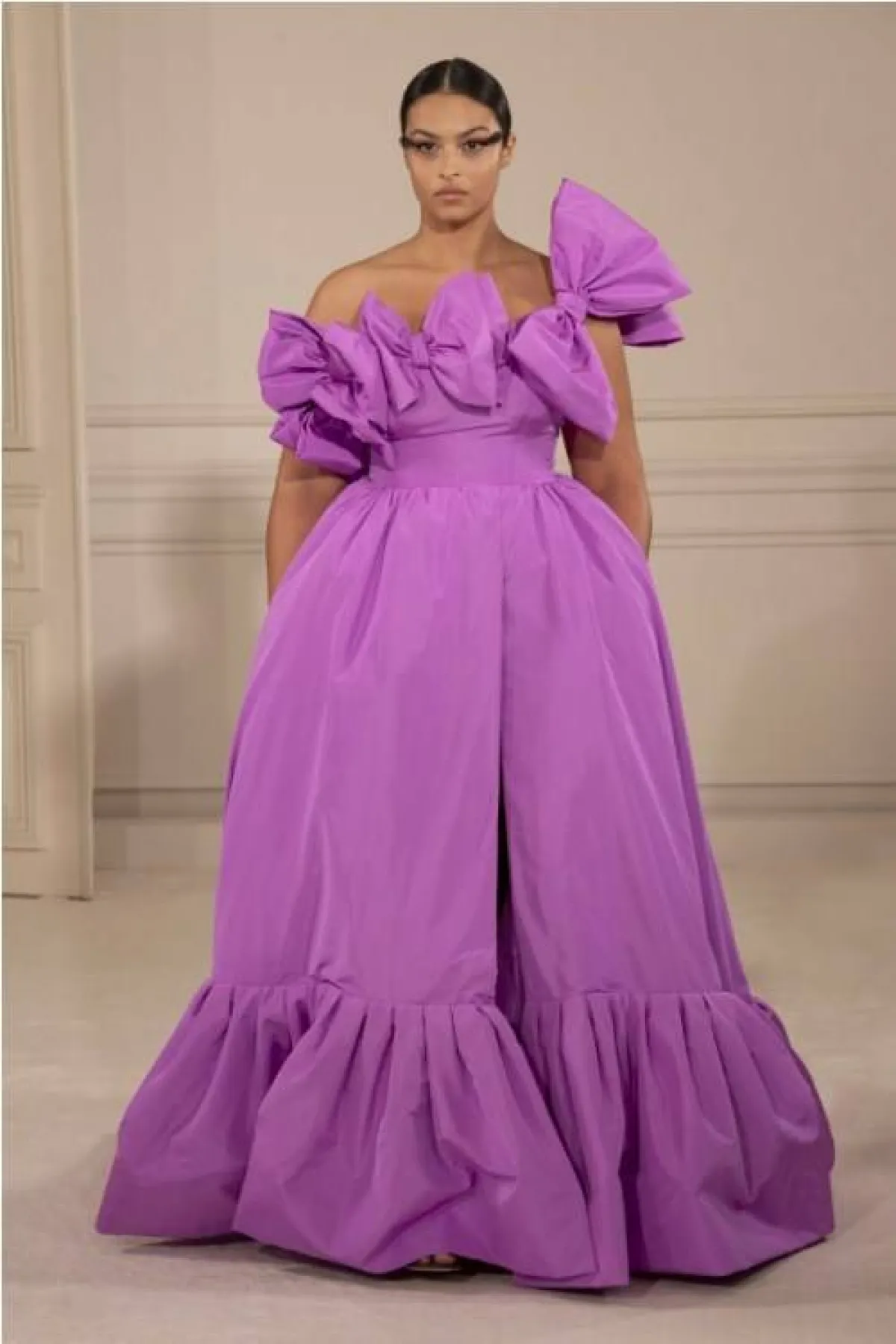 فستان خطوبة مزين بفيونكة من فالنتينو  Valentino