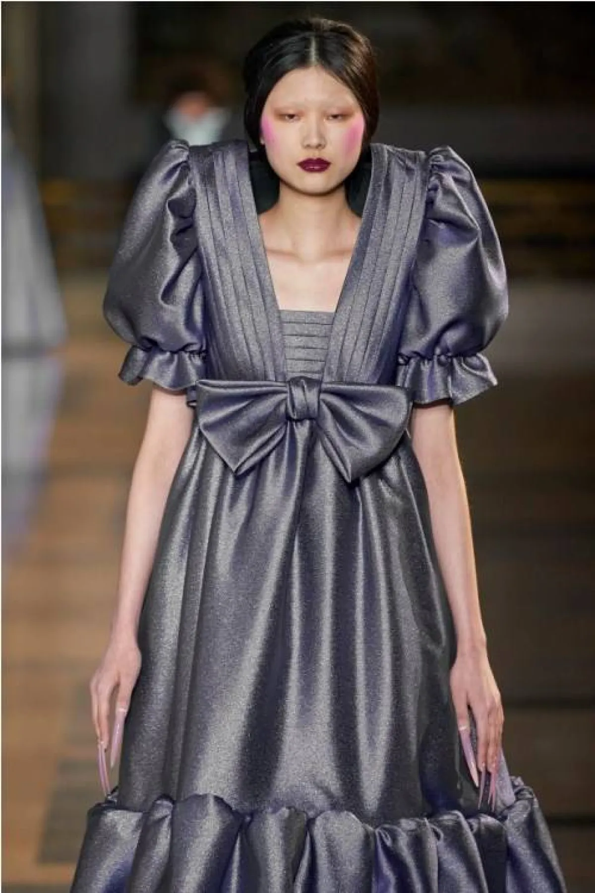 فستان خطوبة باللون الرمادي الغامق وفيونكة على الخصر   من فيكتور & رولف  Victor & Rolf