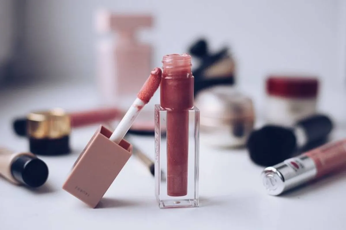 طرق معرفة انتهاء صلاحية ملمع الشفاه