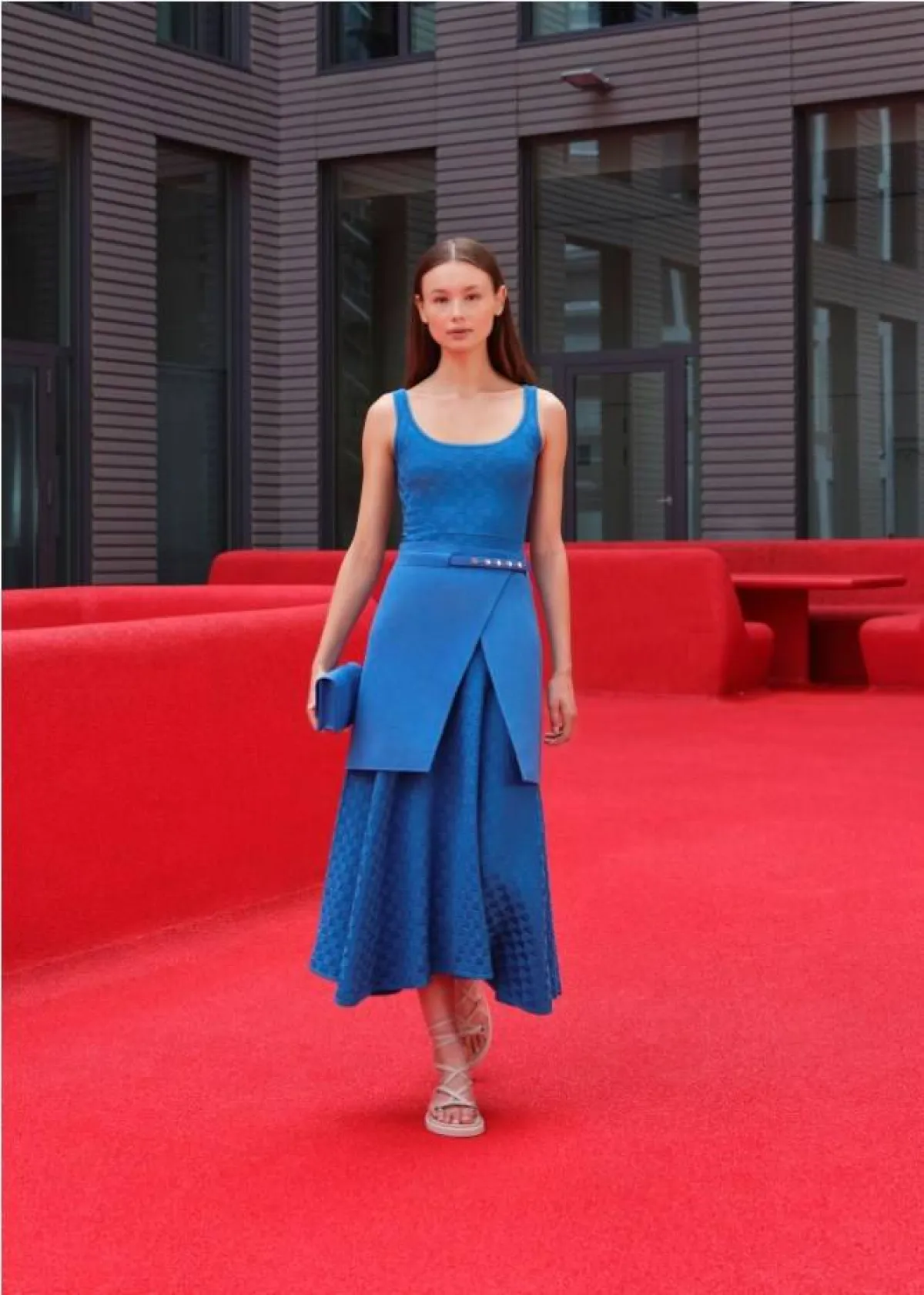 موديلات فساتين باللّون الأزرق البترولي من أكريس Akris