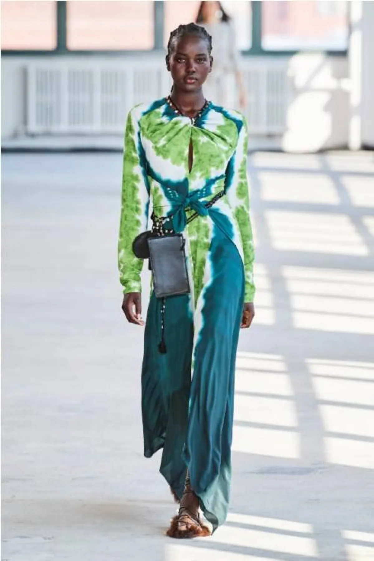 إطلالة بالأزرق البترولي مع الأخضر من ألتوزاررا Altuzarra