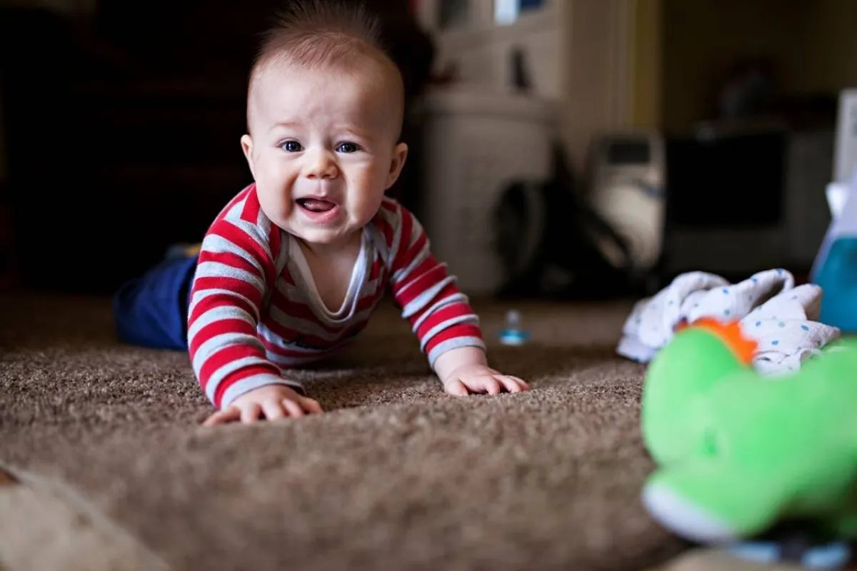 صورة لرضيع في شهره الرابع ينقلب على بطنه ويثبت رأسه