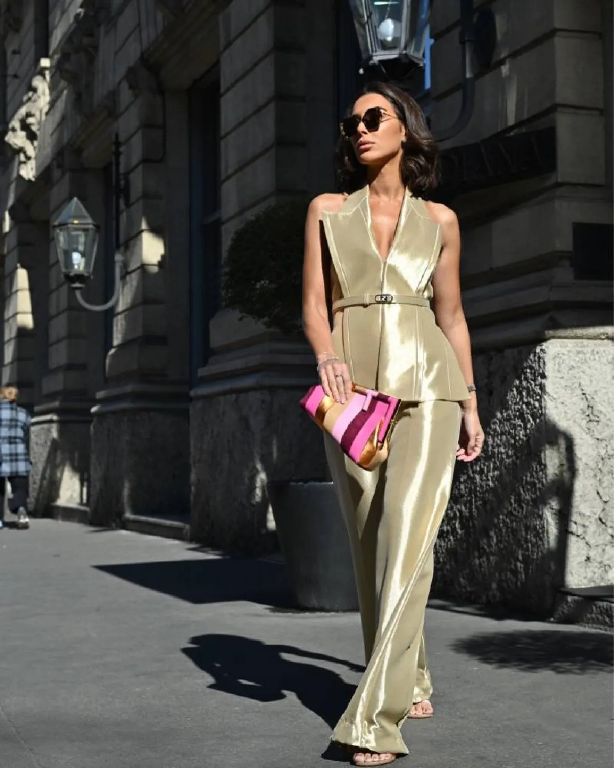 مرام زبيدة بحقيبة كلاتش ملونة  