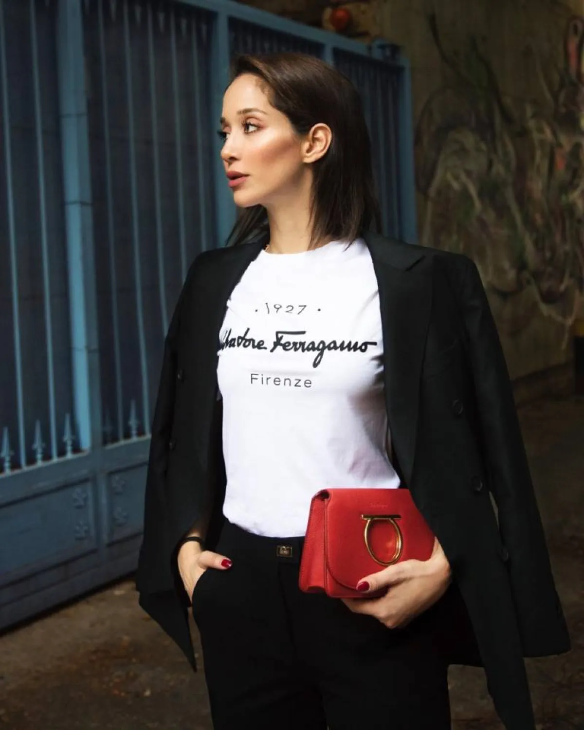 لانا الساحلي بحقيبة كلاتش باللون الأحمر  