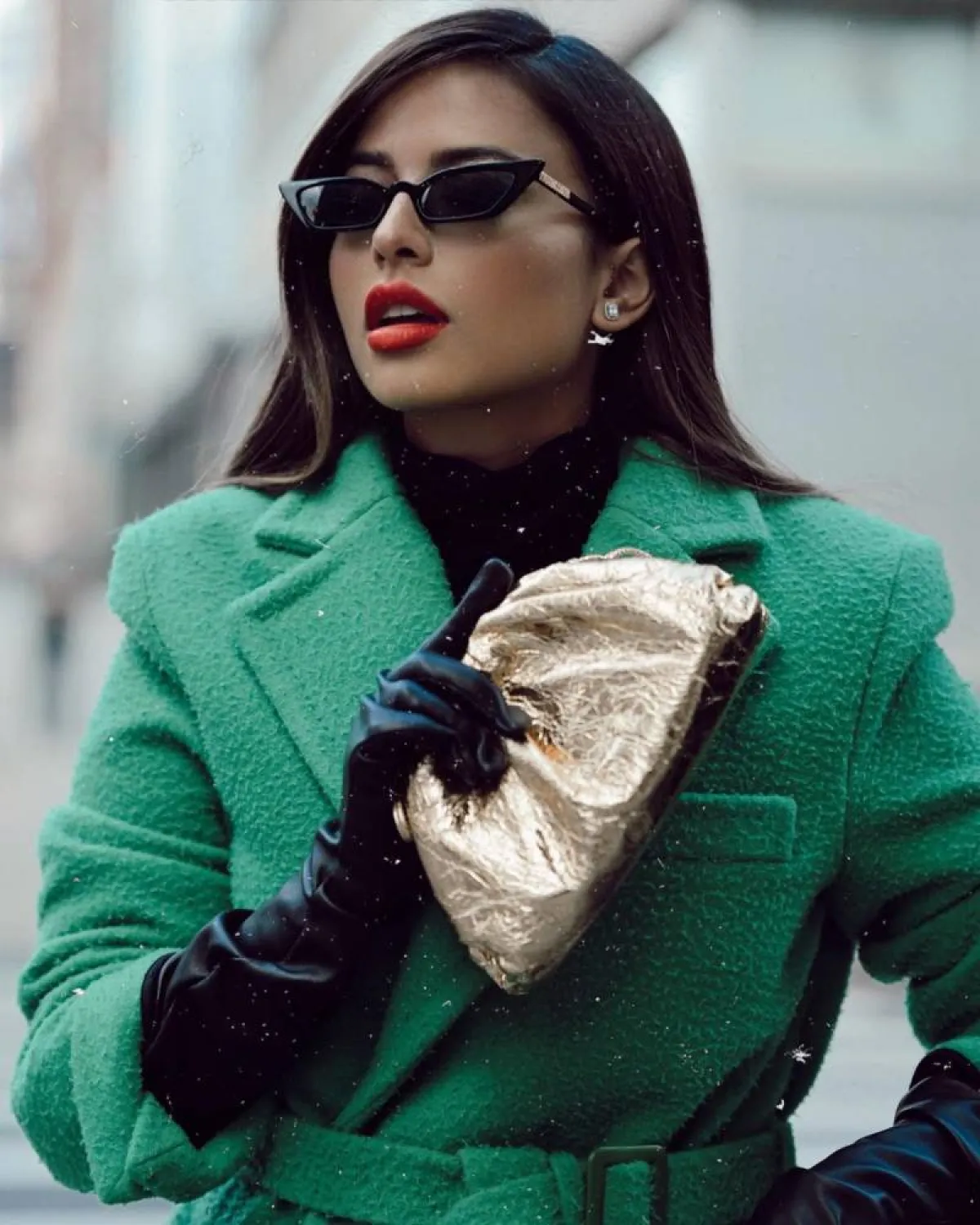 لما العقيل بحقيبة كلاتش ذهبي 