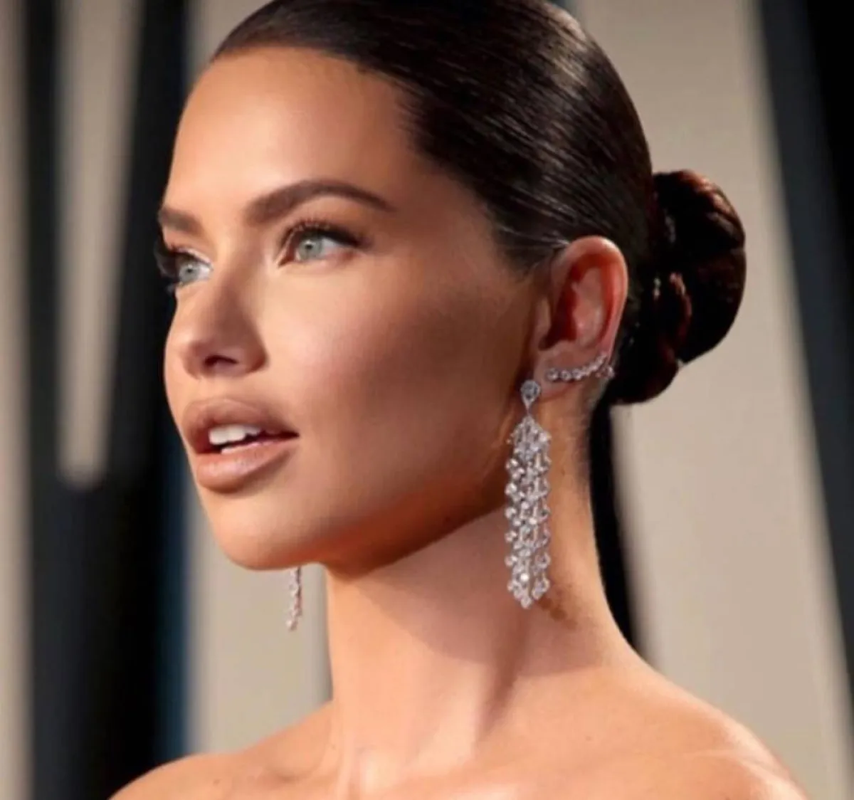 أدريانا ليما بتسريحة الكعكة