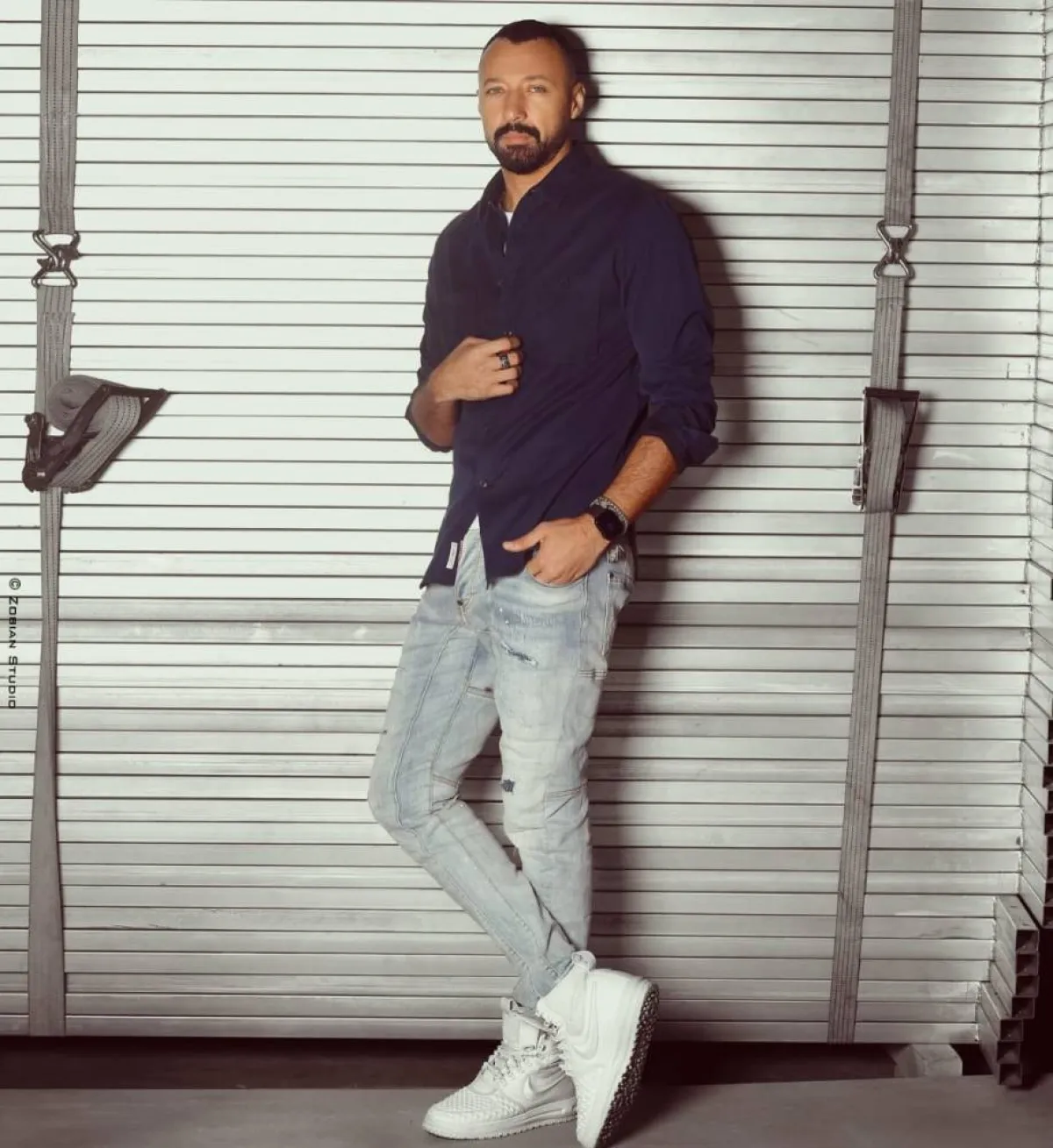 أحمد فهمي بسروال جينز شبابي 