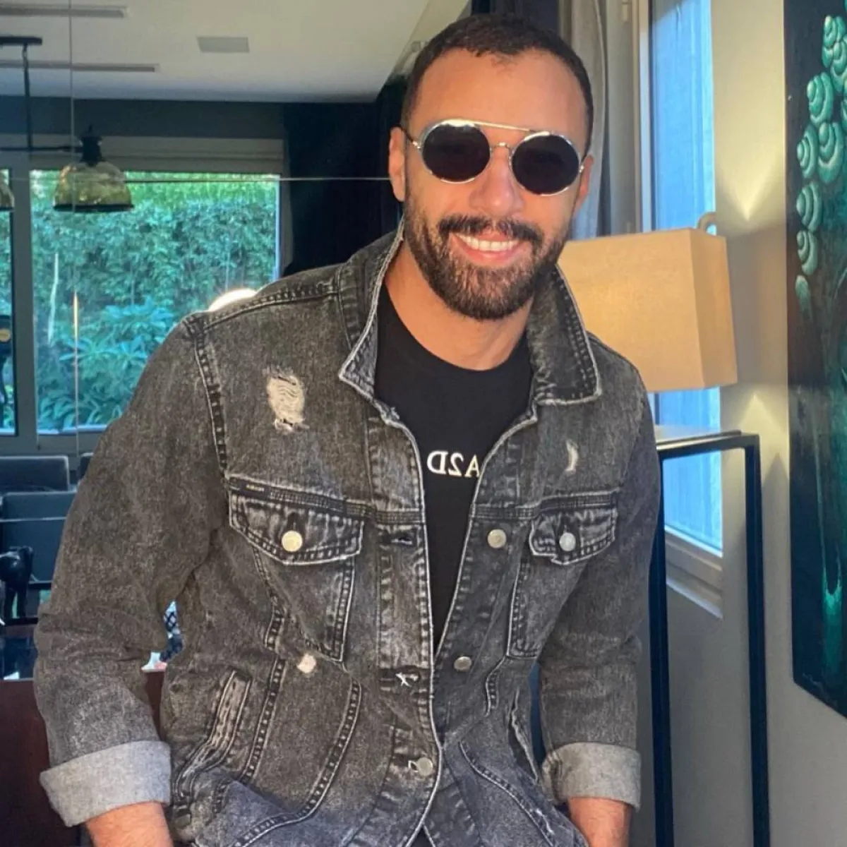 أحمد فهمي بجاكيت جينز أنيق 