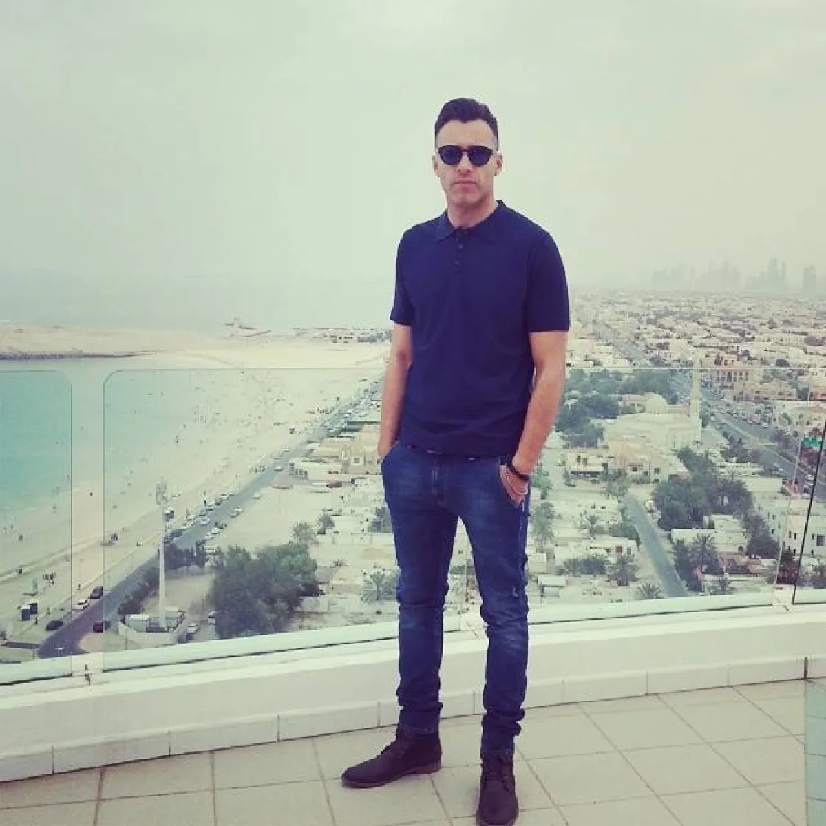 أحمد فهمي بسروال جينز 