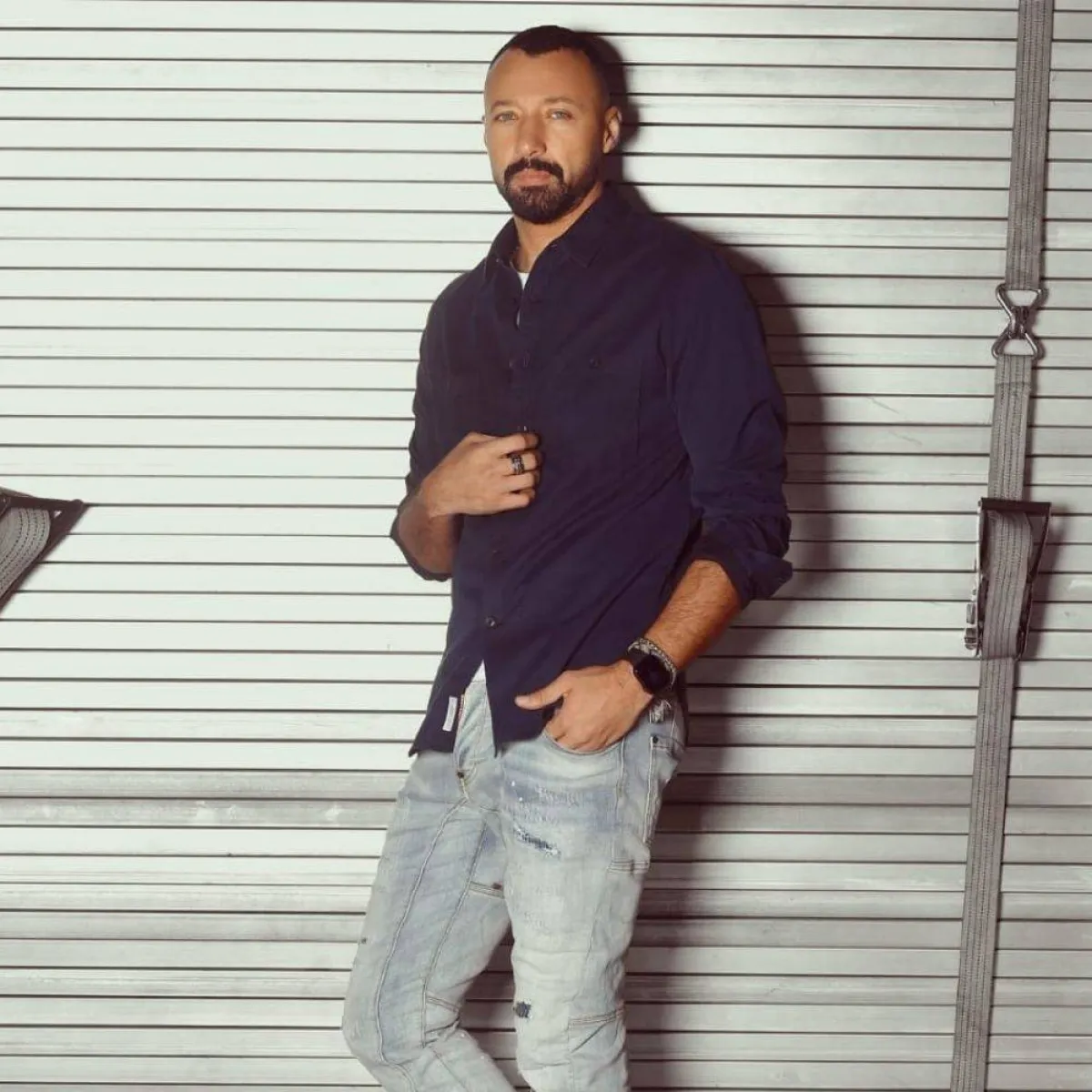 أحمد فهمي بسروال جينز شبابي  