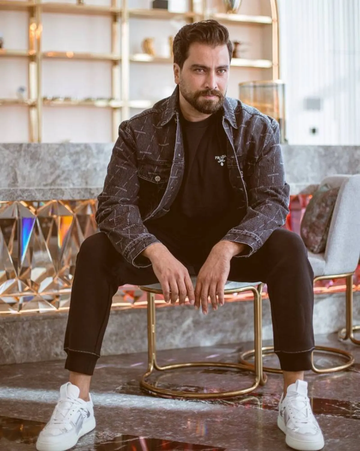 معتصم النهار بجاكيت رمادي قصير مع بنطلون وتيشرت أسود