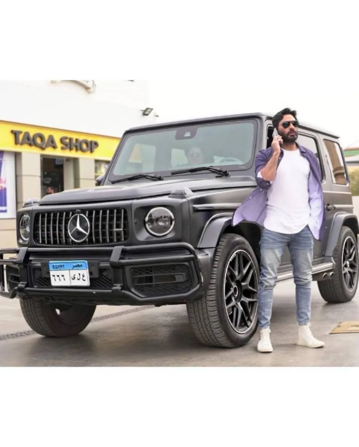 تامر حسني بقميص بنفسجي مفتوح مع تيشرت أبيض وبنطلون جينز