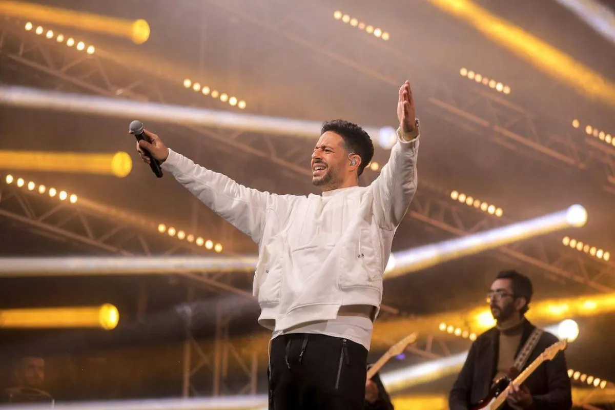 محمد حماقي بتيشرت رياضي أبيض مع بنطلون أسود